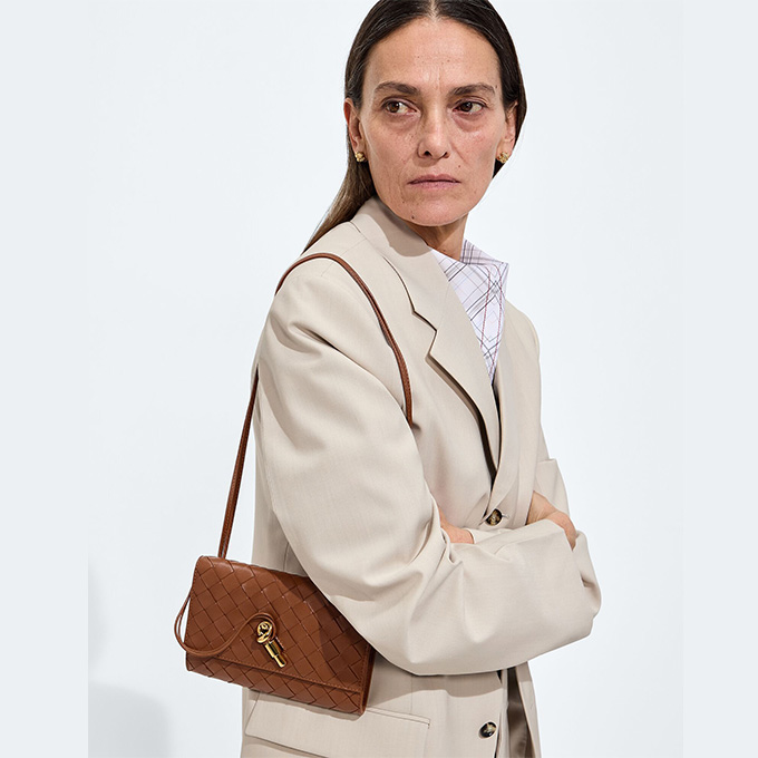 bottega veneta andiamo intrecciato woven envelope crossbody bag #836940